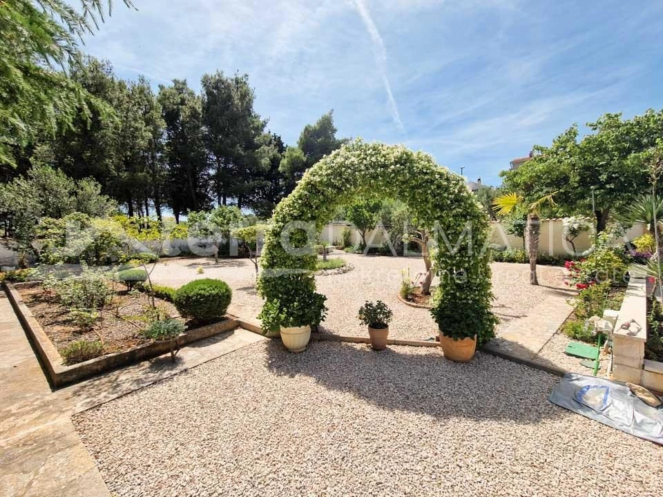 Vodice, Einfamilienhaus mit Pool und schönem Garten