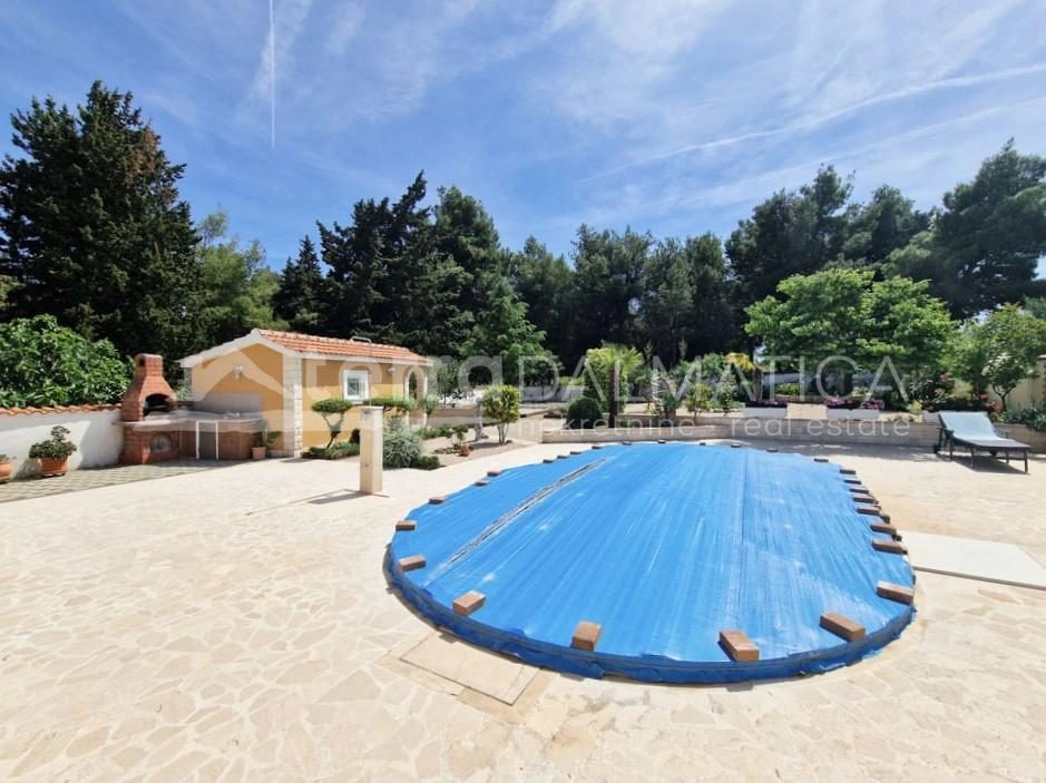 Vodice, Einfamilienhaus mit Pool und schönem Garten
