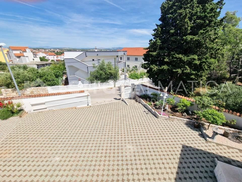 Vodice, Einfamilienhaus mit Pool und schönem Garten