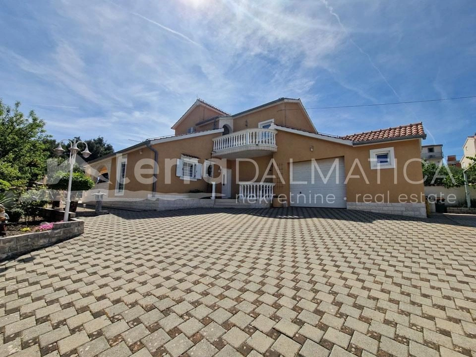 Vodice, Einfamilienhaus mit Pool und schönem Garten