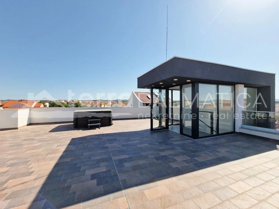 Vodice, geräumige Wohnung mit drei Schlafzimmern und großer Dachterrasse