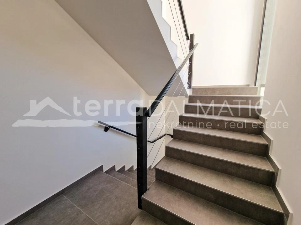 Vodice, geräumige Wohnung mit drei Schlafzimmern und großer Dachterrasse