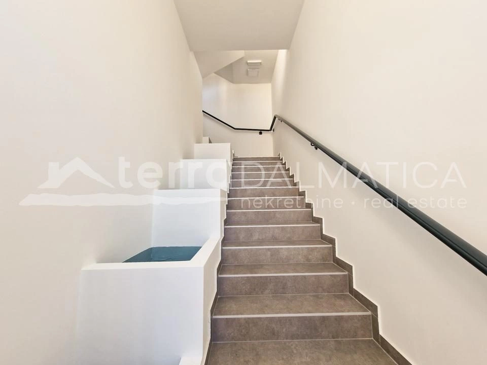 Vodice, geräumige Wohnung mit drei Schlafzimmern und großer Dachterrasse