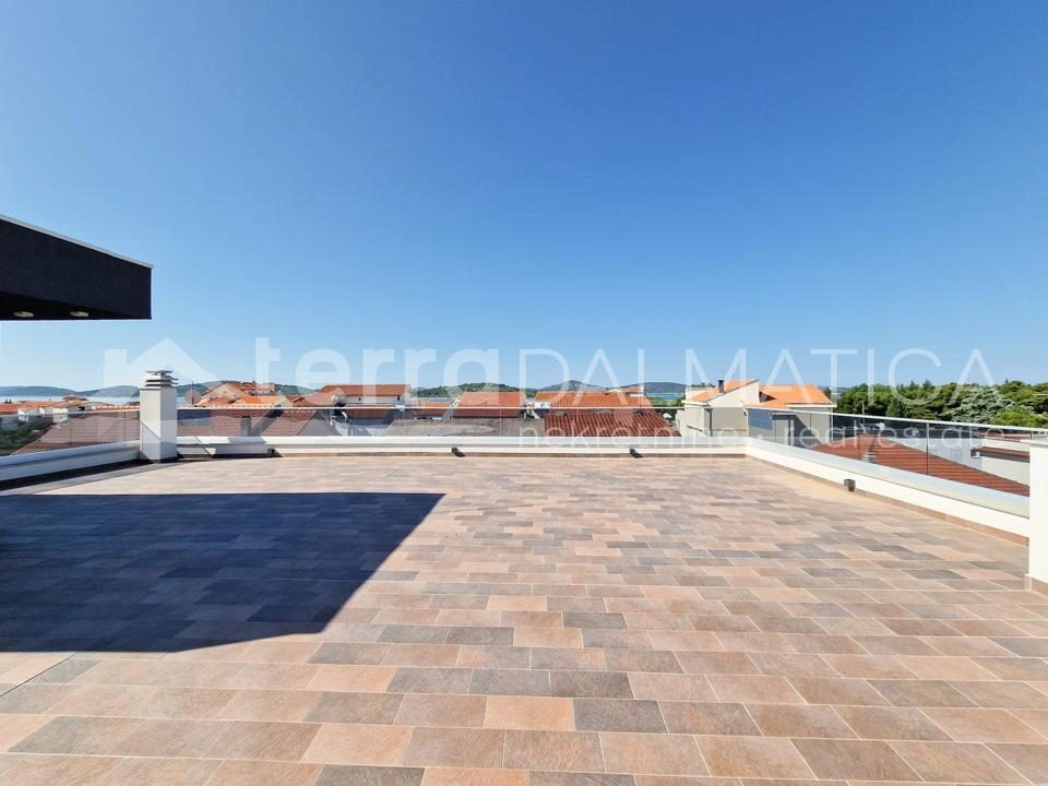 Vodice, geräumige Wohnung mit drei Schlafzimmern und großer Dachterrasse