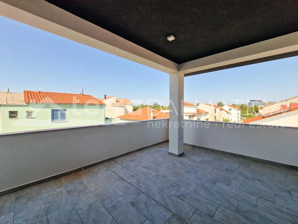 Vodice, geräumige Wohnung mit drei Schlafzimmern und großer Dachterrasse