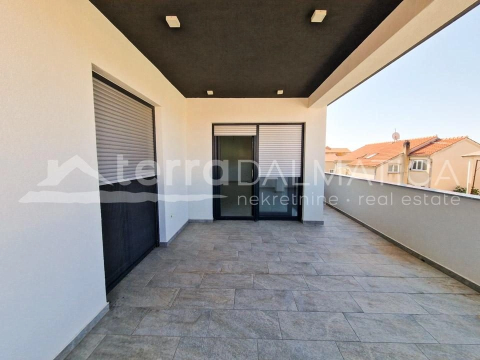 Vodice, geräumige Wohnung mit drei Schlafzimmern und großer Dachterrasse