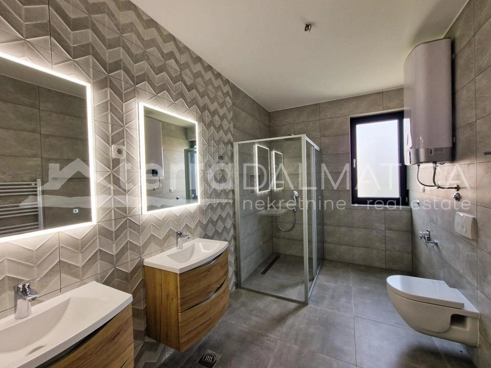 Vodice, geräumige Wohnung mit drei Schlafzimmern und großer Dachterrasse