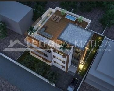 Vodice, geräumige Wohnung mit drei Schlafzimmern und großer Dachterrasse