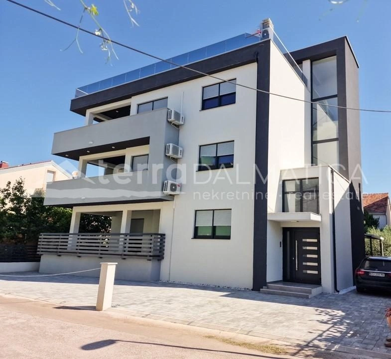 Vodice, trosobni apartman s vrtom u blizini plaže