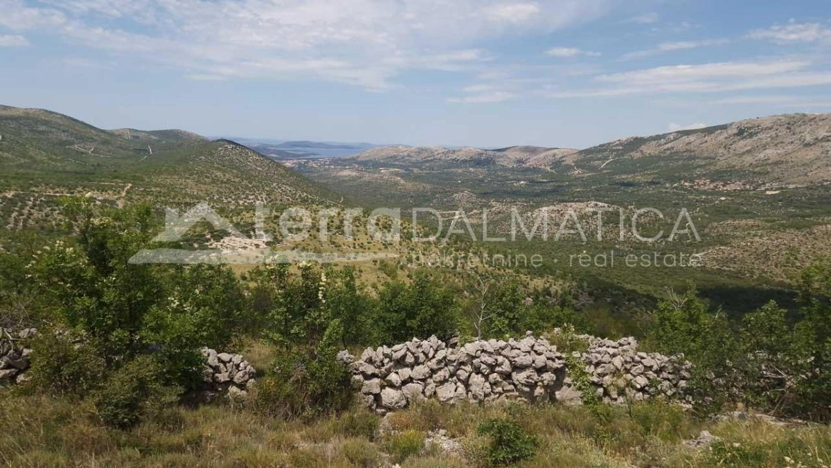 Okolica Primoštena, poljoprivredno zemljište od 21 000 m2, investicijska prilika