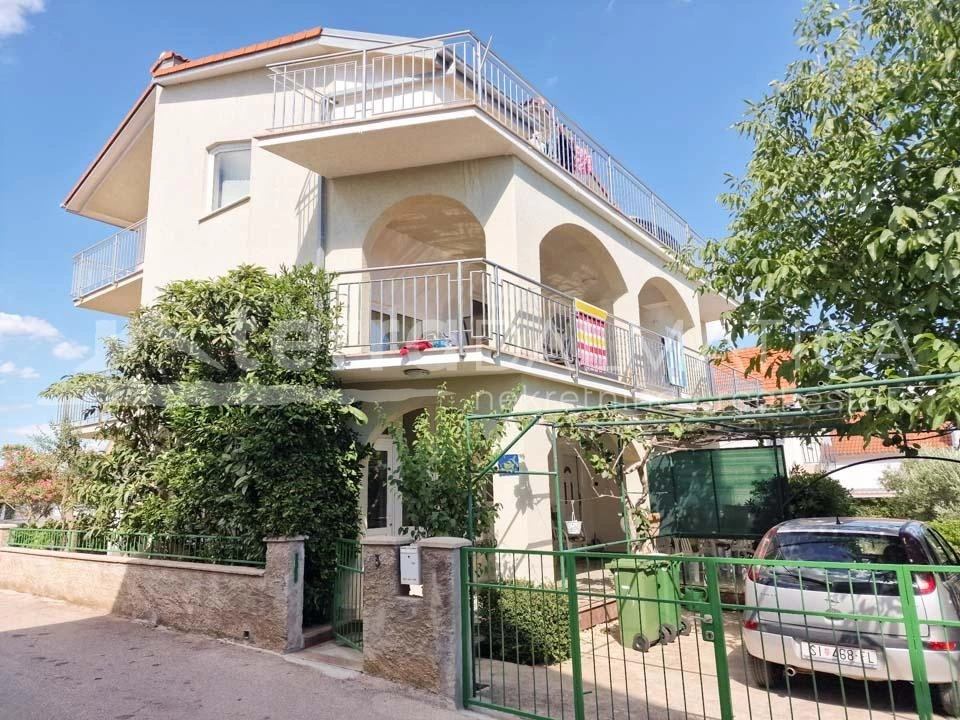 Vodice, obiteljska kuća s tri stana i velikim parkingom