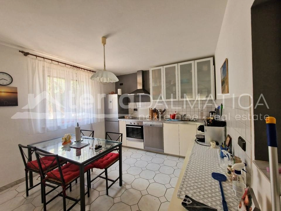 Vodice, Einfamilienhaus mit drei Wohnungen und einem großen Parkplatz