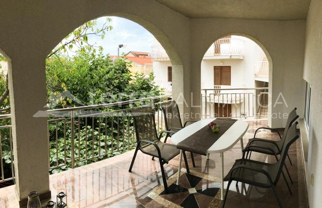 Vodice, Einfamilienhaus mit drei Wohnungen und einem großen Parkplatz