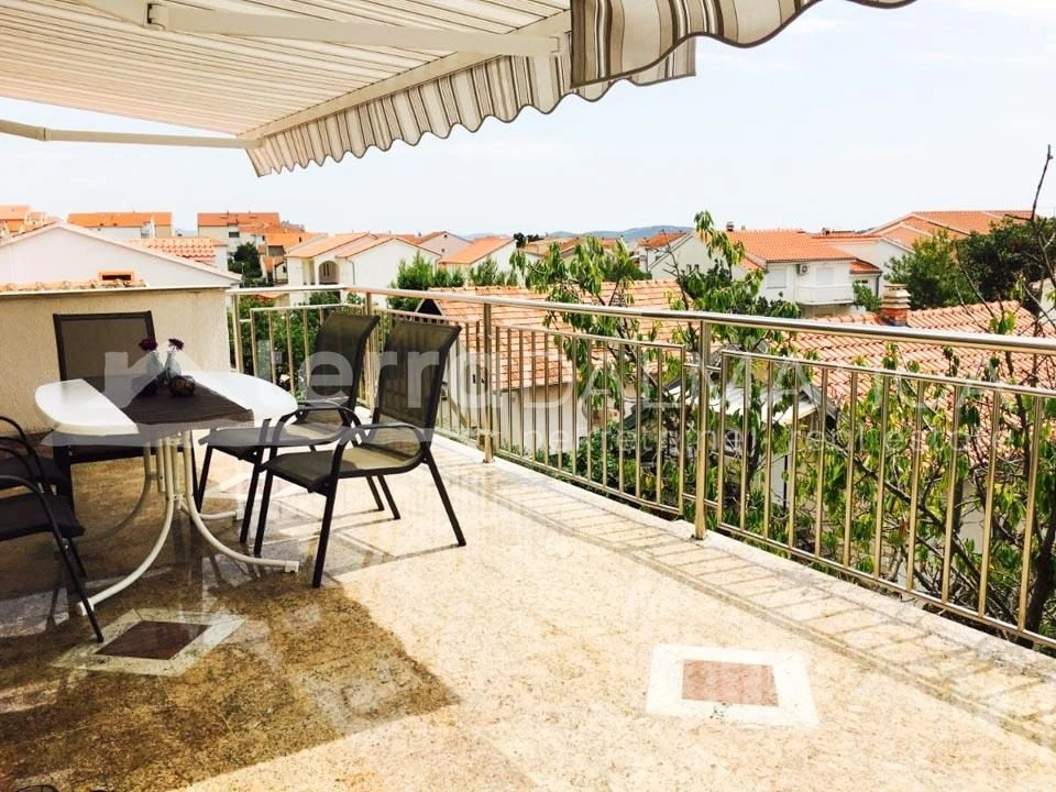 Vodice, Einfamilienhaus mit drei Wohnungen und einem großen Parkplatz