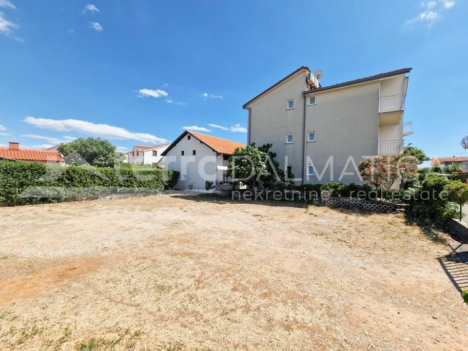 Vodice, Einfamilienhaus mit drei Wohnungen und einem großen Parkplatz