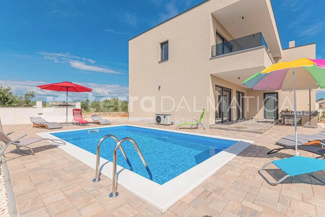 Umgebung von Sibenik, Bogdanovici, Doppelhaushälfte mit Swimmingpool in ruhiger Lage