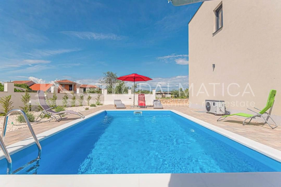 Umgebung von Sibenik, Bogdanovici, Doppelhaushälfte mit Swimmingpool in ruhiger Lage