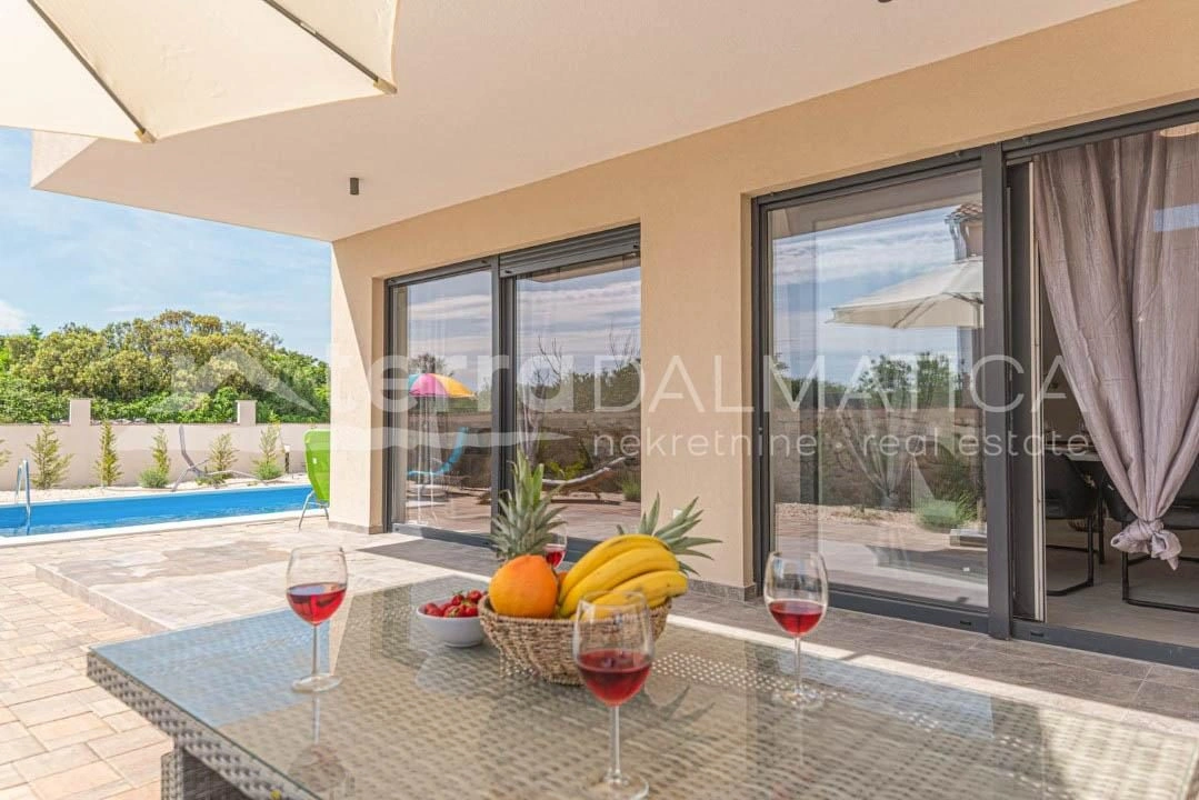 Umgebung von Sibenik, Bogdanovici, Doppelhaushälfte mit Swimmingpool in ruhiger Lage