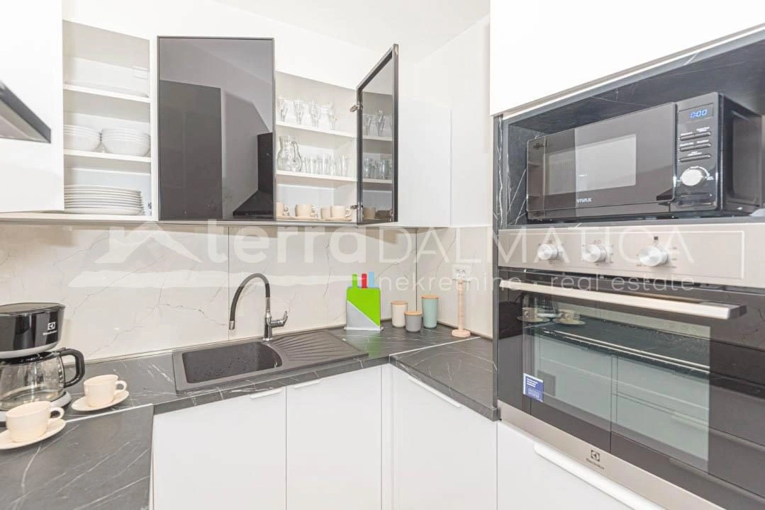 Umgebung von Sibenik, Bogdanovici, Doppelhaushälfte mit Swimmingpool in ruhiger Lage