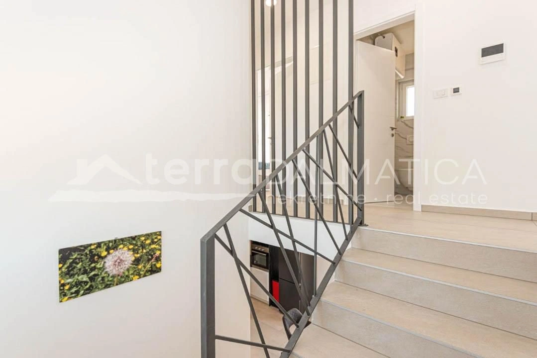 Umgebung von Sibenik, Bogdanovici, Doppelhaushälfte mit Swimmingpool in ruhiger Lage