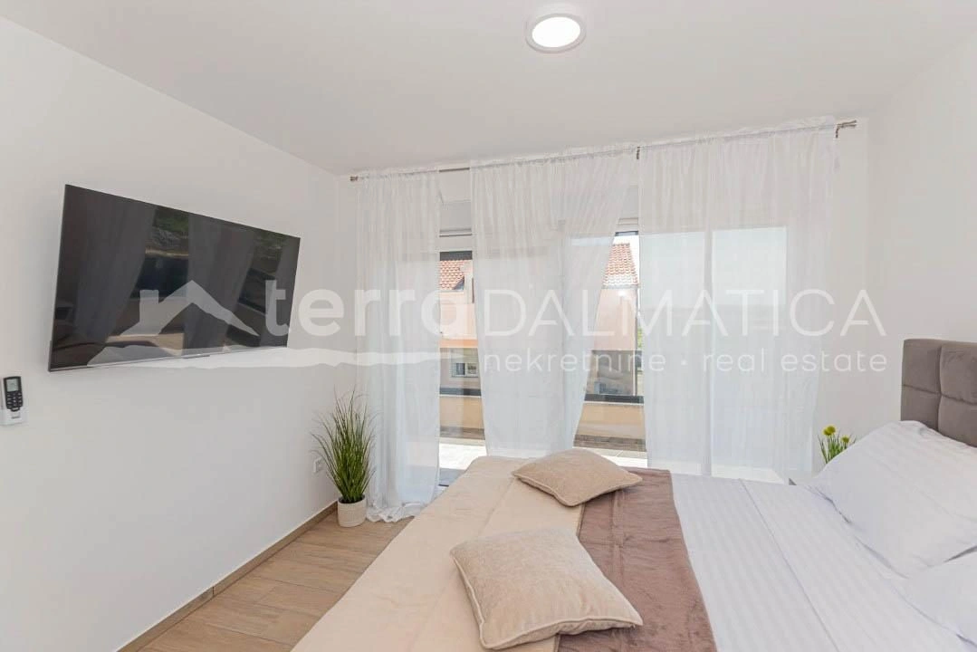 Umgebung von Sibenik, Bogdanovici, Doppelhaushälfte mit Swimmingpool in ruhiger Lage