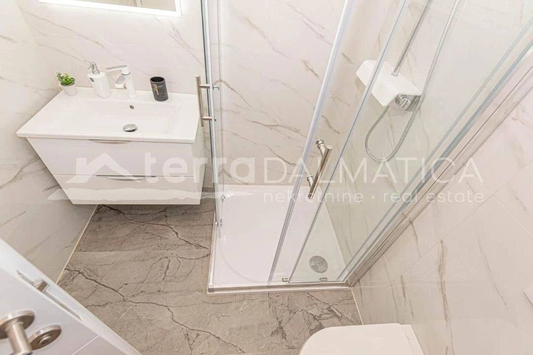 Umgebung von Sibenik, Bogdanovici, Doppelhaushälfte mit Swimmingpool in ruhiger Lage