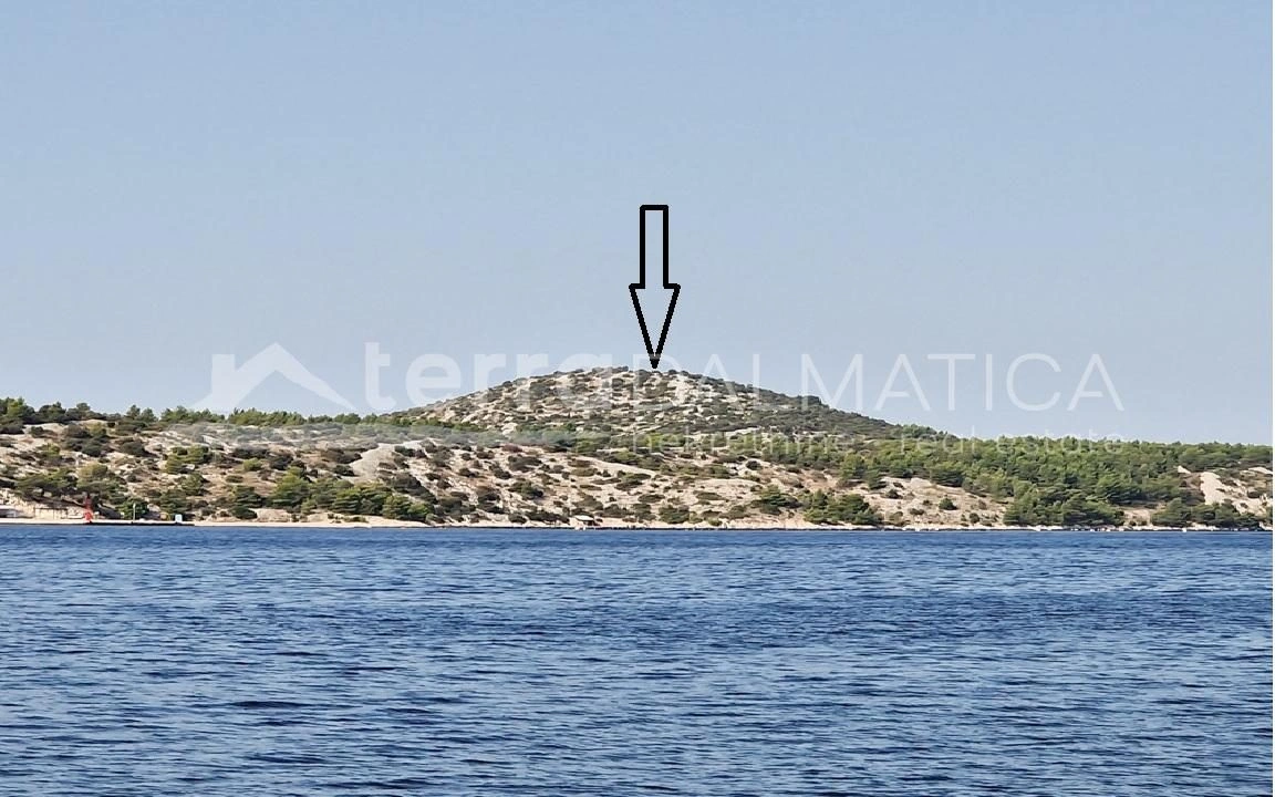 Umgebung von Sibenik, Martinska - großes Ackerland mit Blick auf die Stadt Sibenik