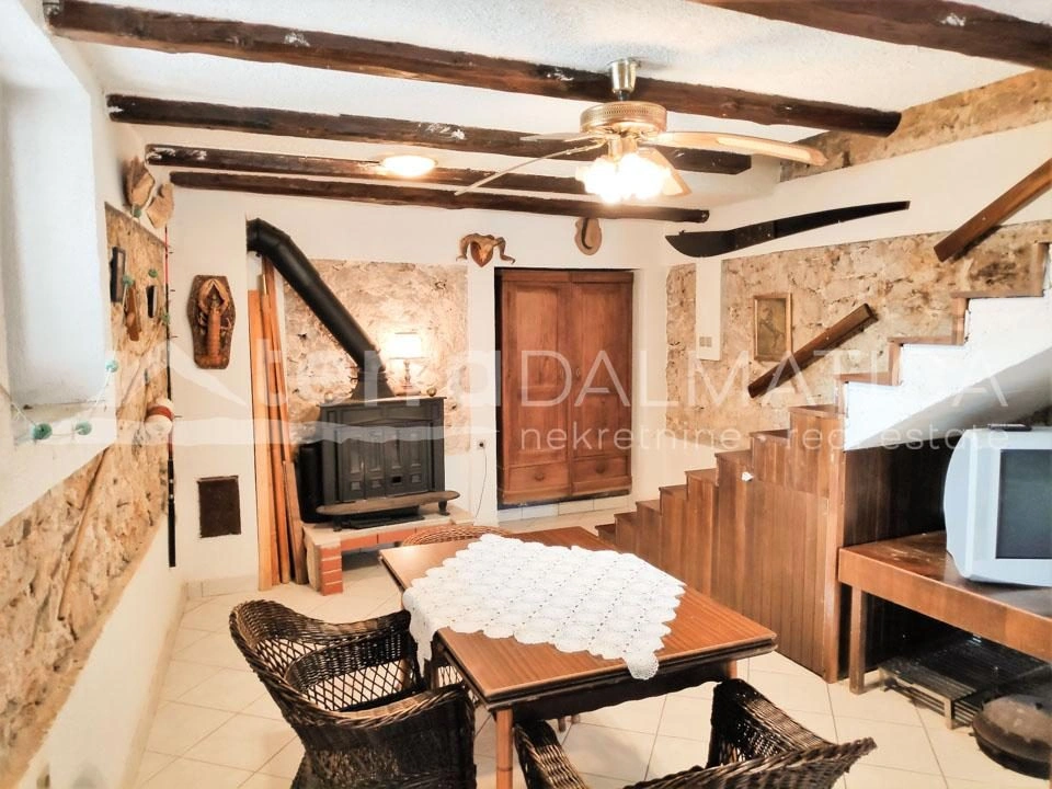 Murter, ein Haus mit Garten im Zentrum der Stadt