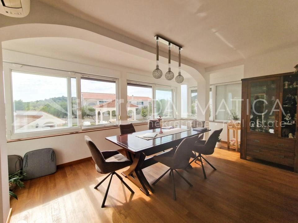 Tribunj, ein geräumiges Haus mit Wohnungen und einem großen Garten