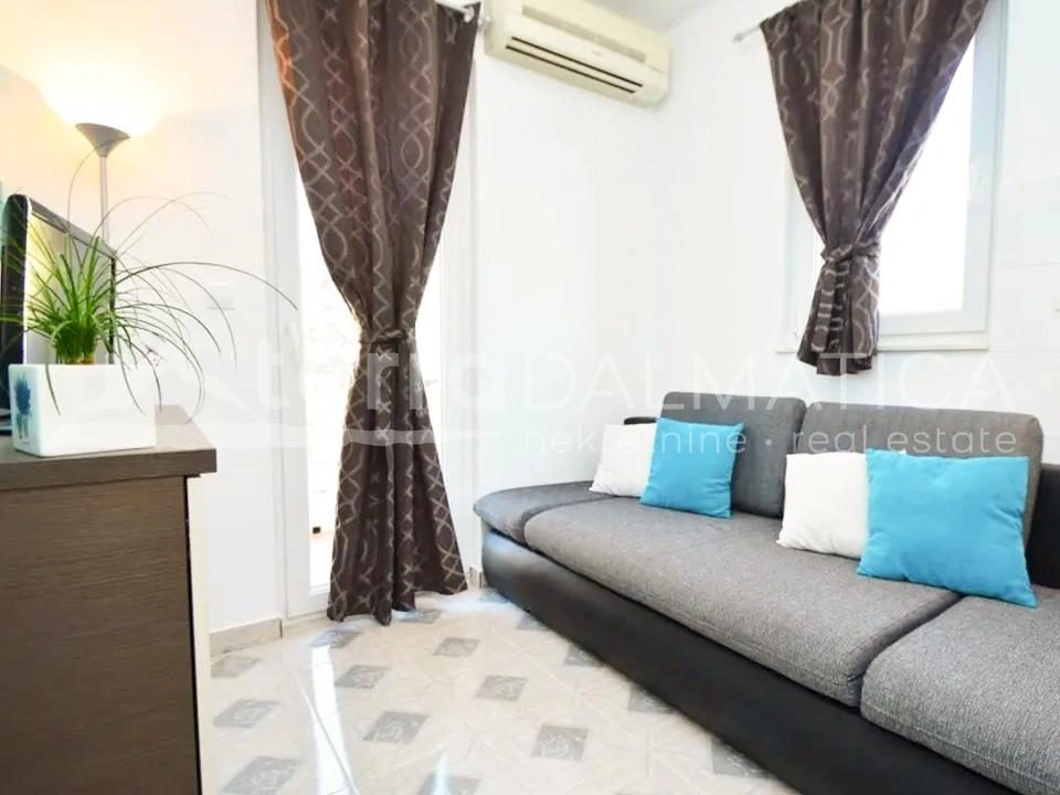 Tribunj, ein geräumiges Haus mit Wohnungen und einem großen Garten