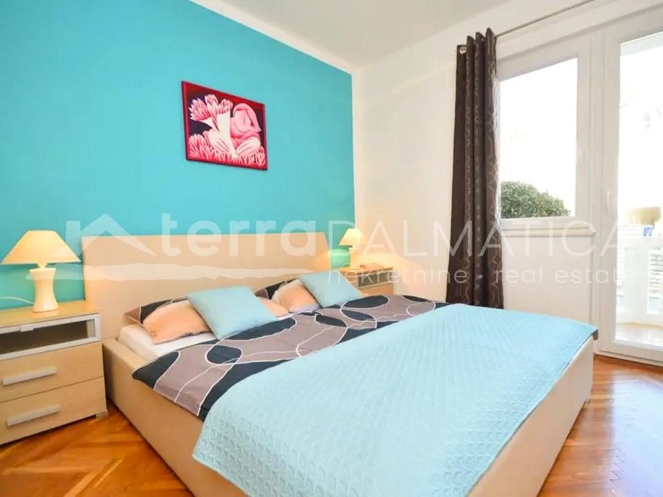 Tribunj, ein geräumiges Haus mit Wohnungen und einem großen Garten