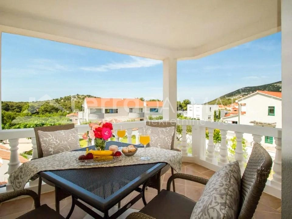 Tribunj, ein geräumiges Haus mit Wohnungen und einem großen Garten