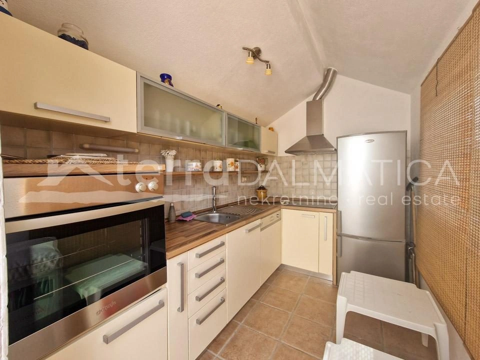 Tribunj, ein geräumiges Haus mit Wohnungen und einem großen Garten