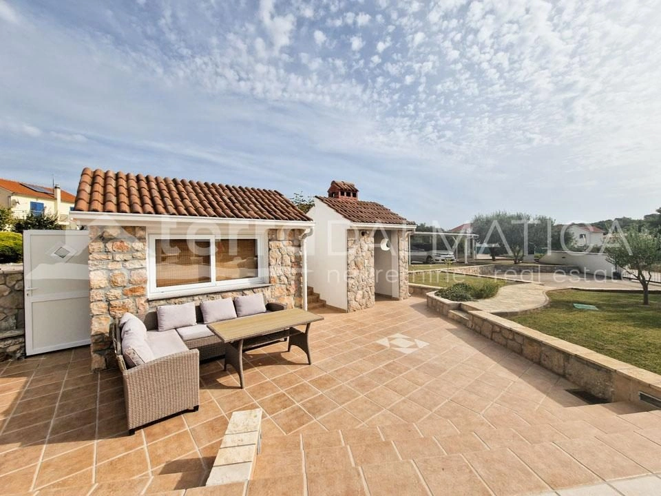 Tribunj, ein geräumiges Haus mit Wohnungen und einem großen Garten