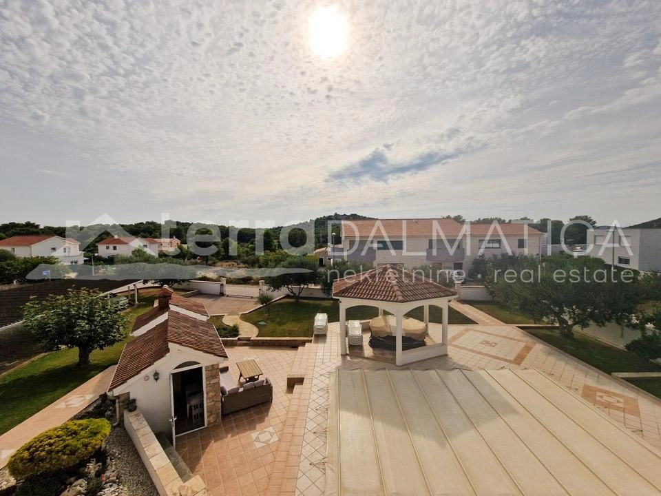 Tribunj, ein geräumiges Haus mit Wohnungen und einem großen Garten