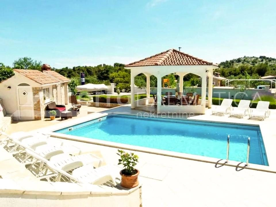 Tribunj, ein geräumiges Haus mit Wohnungen und einem großen Garten