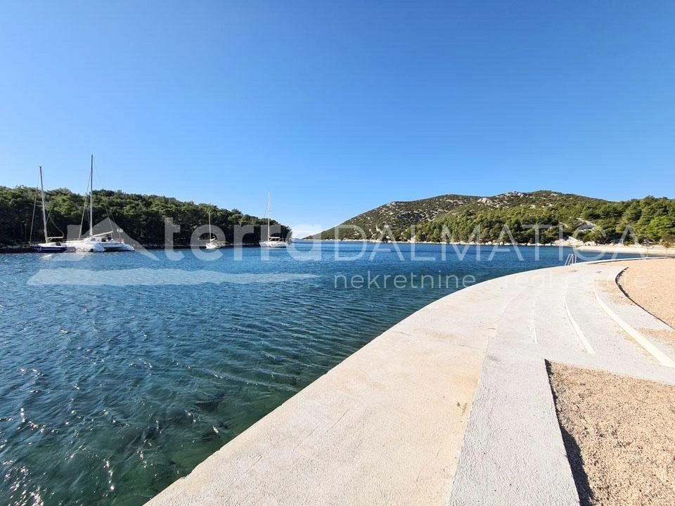 Tribunj, ein geräumiges Haus mit Wohnungen und einem großen Garten