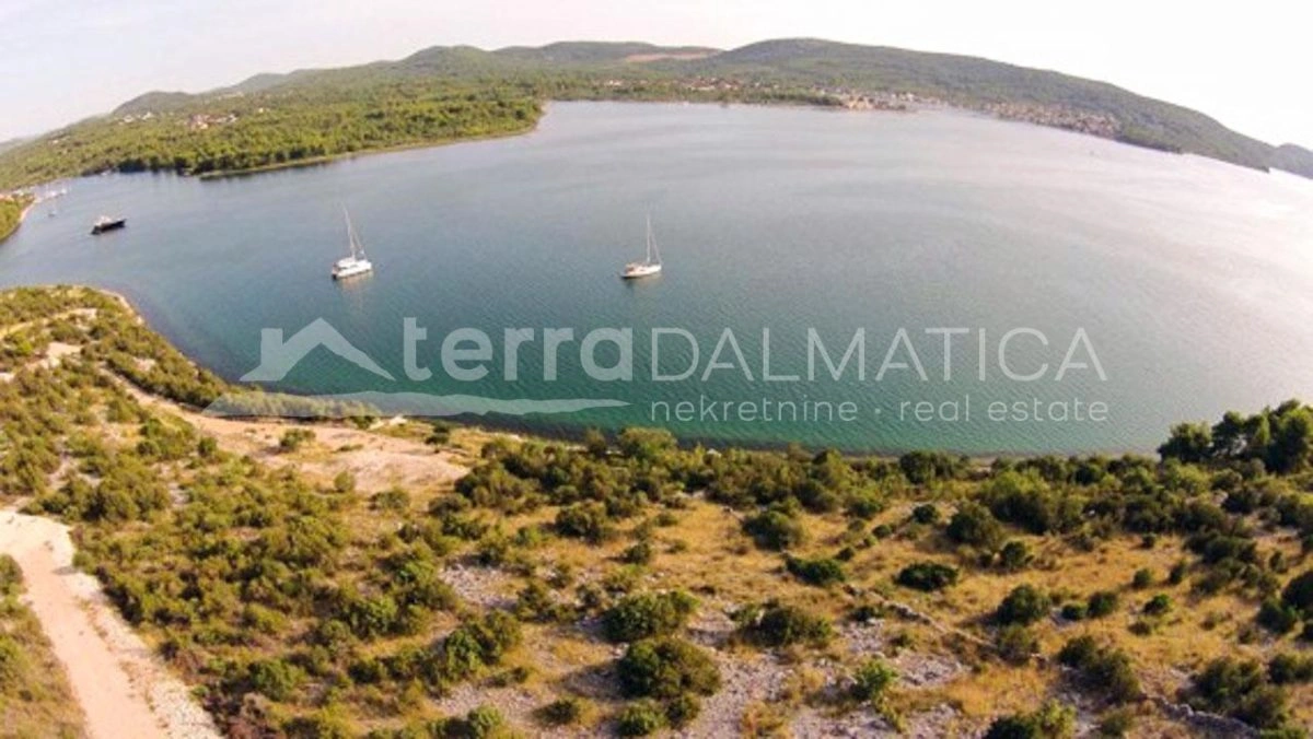 Okolica Šibenika, poljoprivredno zemljište 36 891 m2 uz obalu Prokljanskog jezera