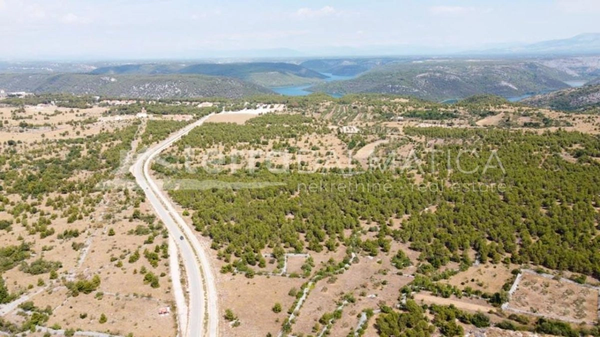Umgebung von Sibenik, großes Grundstück mit Nebeneinrichtungen, Investitionsmöglichkeit