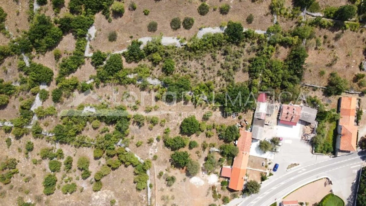 Umgebung von Sibenik, großes Grundstück mit Nebeneinrichtungen, Investitionsmöglichkeit