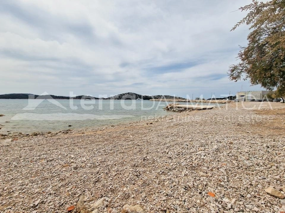 Tribunj, luksuzni apartman s krovnom terasom