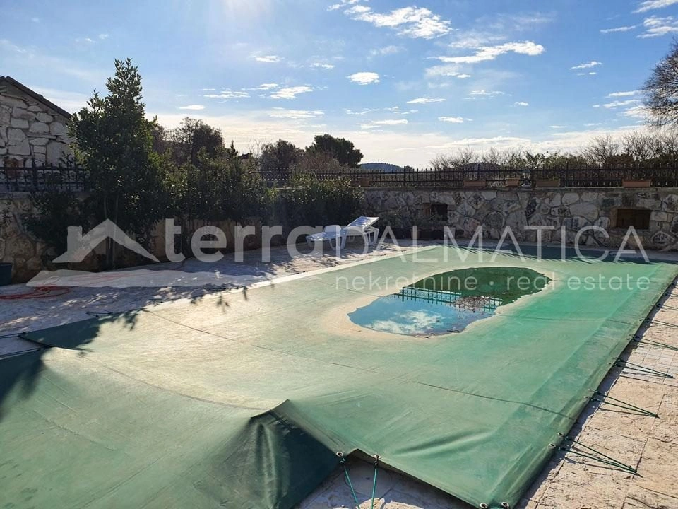 Rogoznica, ein Steingut in Meeresnähe