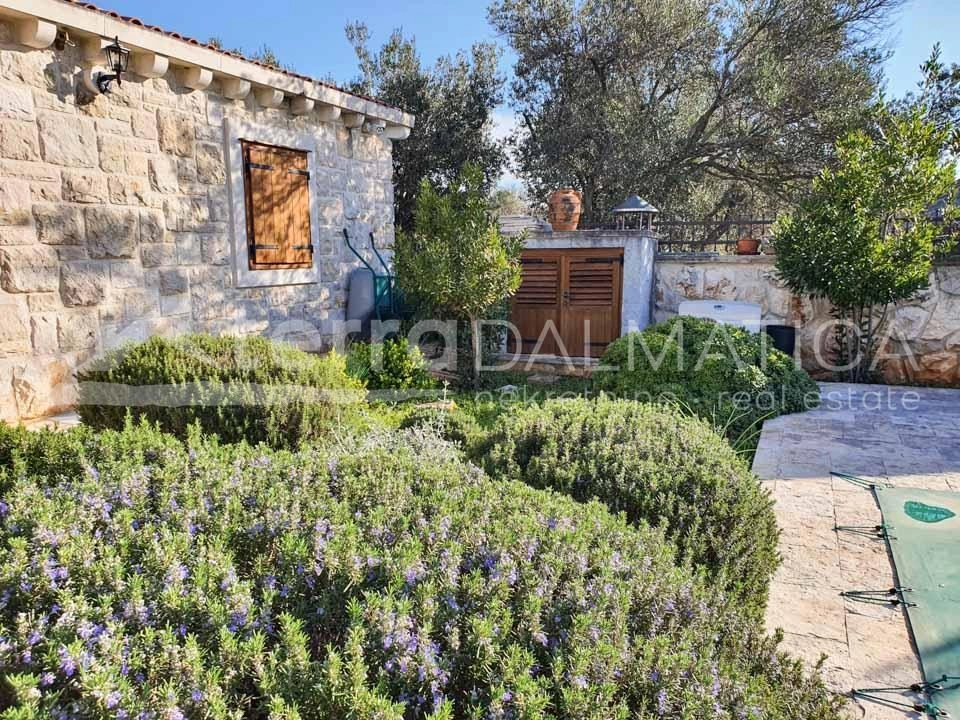 Rogoznica, ein Steingut in Meeresnähe