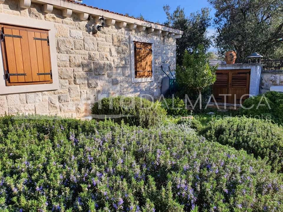 Rogoznica, ein Steingut in Meeresnähe