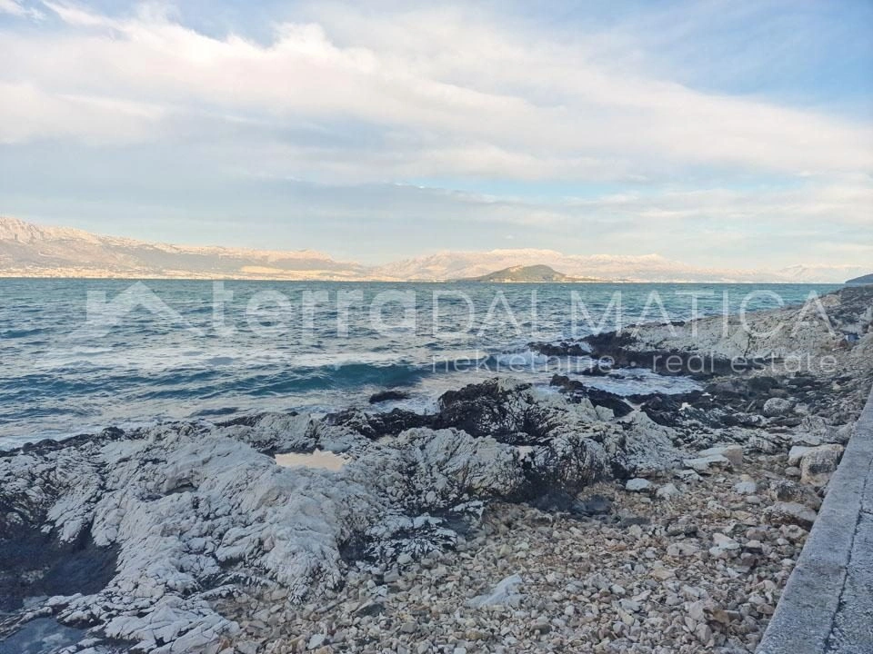 Slatine, otok Čiovo, zemljište u T1 zoni prvi red do mora