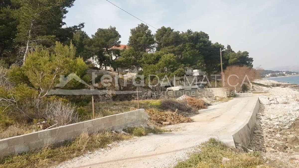 Slatine, Insel Ciovo, Grundstück in Zone T1, erste Reihe zum Meer