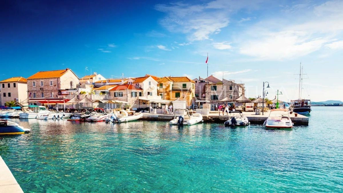 Vodice, Ackerland - Olivenhain mit Blick aufs Meer