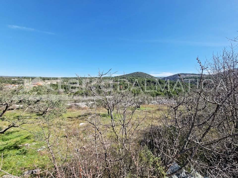 Sibenik, Bilice, großes Baugrundstück in ruhiger Lage