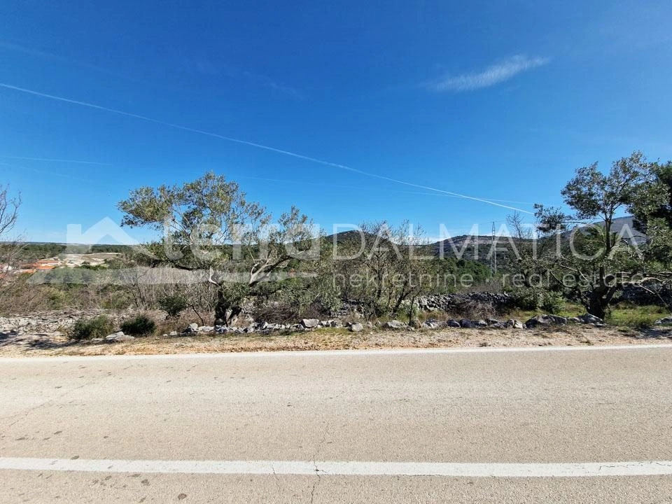 Sibenik, Bilice, großes Baugrundstück in ruhiger Lage