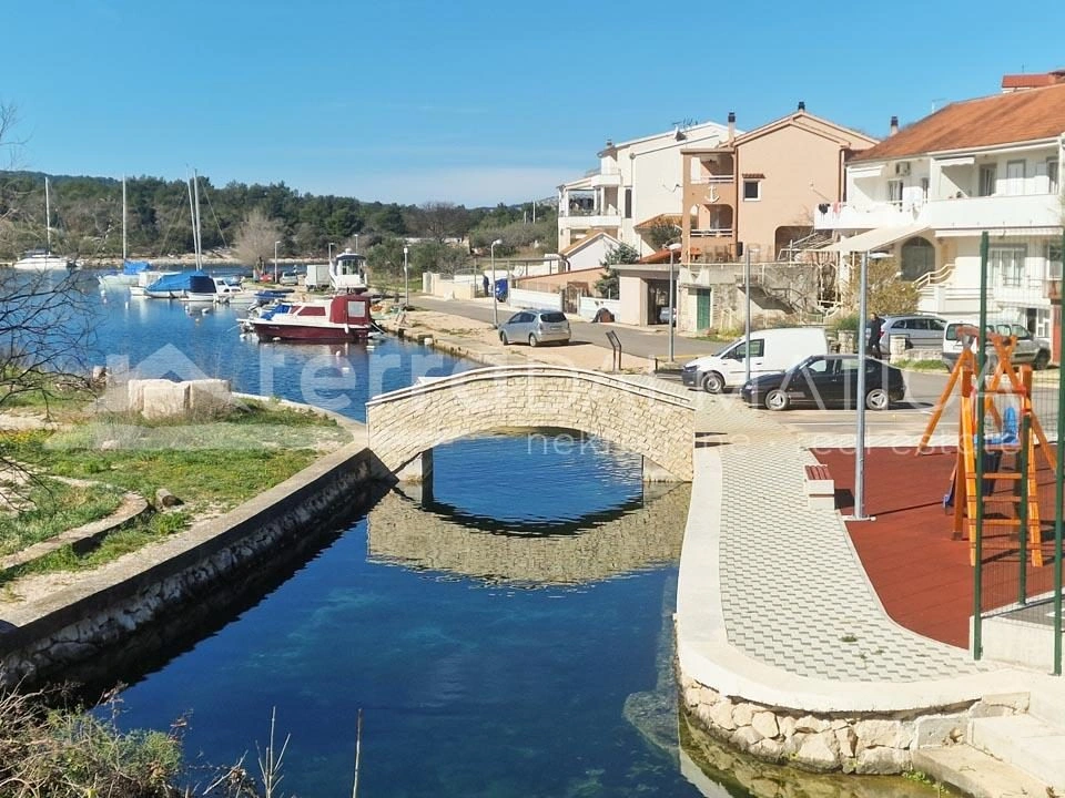 Sibenik, Bilice, großes Baugrundstück in ruhiger Lage